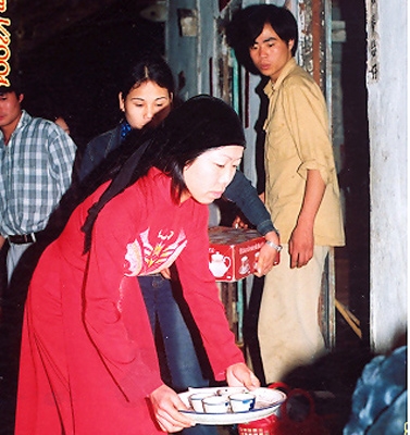 Cô dâu rót nước, mời trầu bố, mẹ chồng và những người có tuổi trong họ vẫn là một nét đẹp được duy trì trong lễ cưới của đồng bào Nùng ở Lạng Sơn