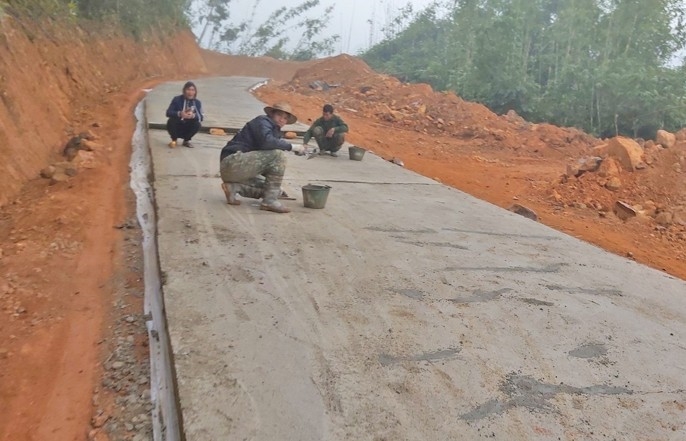 Những người thợ đang nỗ lực hoàn thành con đường vươn tới bản Mông