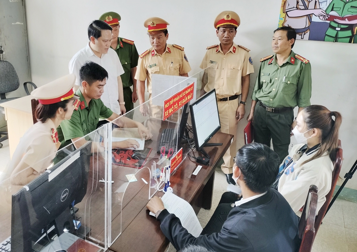 Đại tá Bùi Quang Thanh (áo sơ mi trắng), Giám đốc Công an tỉnh Đắk Nông kiểm tra thực tế việc thực hiện đăng ký, cấp biển số xe tại cơ sở