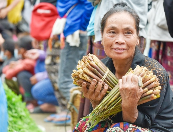 Bà con dân bản vùng biên đem sản phẩm nhà trồng được bày bán tại chợ, cùng người dân các bản giáp biên của nước bạn