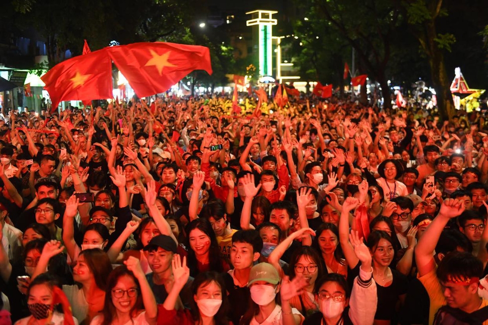 Hàng ngàn cổ động viên ăn mừng tại quảng trường Đông Kinh Nghĩa Thục, Hà Nội 