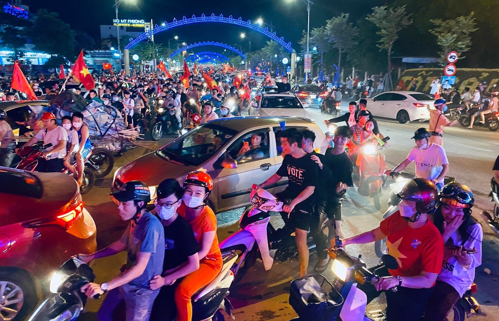 Người dân TP. Vinh (Nghệ An) đổ ra đường ăn mừng sau chiến thắng của đội tuyển Việt Nam