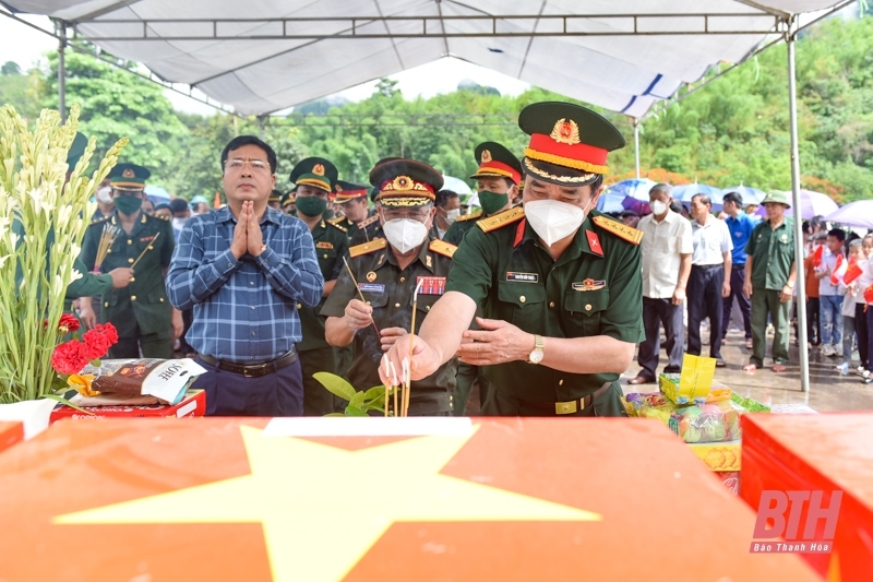 Cán bộ, Nhân dân, lực lượng vũ trang Thanh Hóa dâng hoa và dành một phút tưởng niệm các liệt sĩ đã anh dũng hy sinh vì sự nghiệp Quốc tế cao cả của hai dân tộc, vì tình đoàn kết Việt - Lào, Thanh Hóa - Hủa Phăn