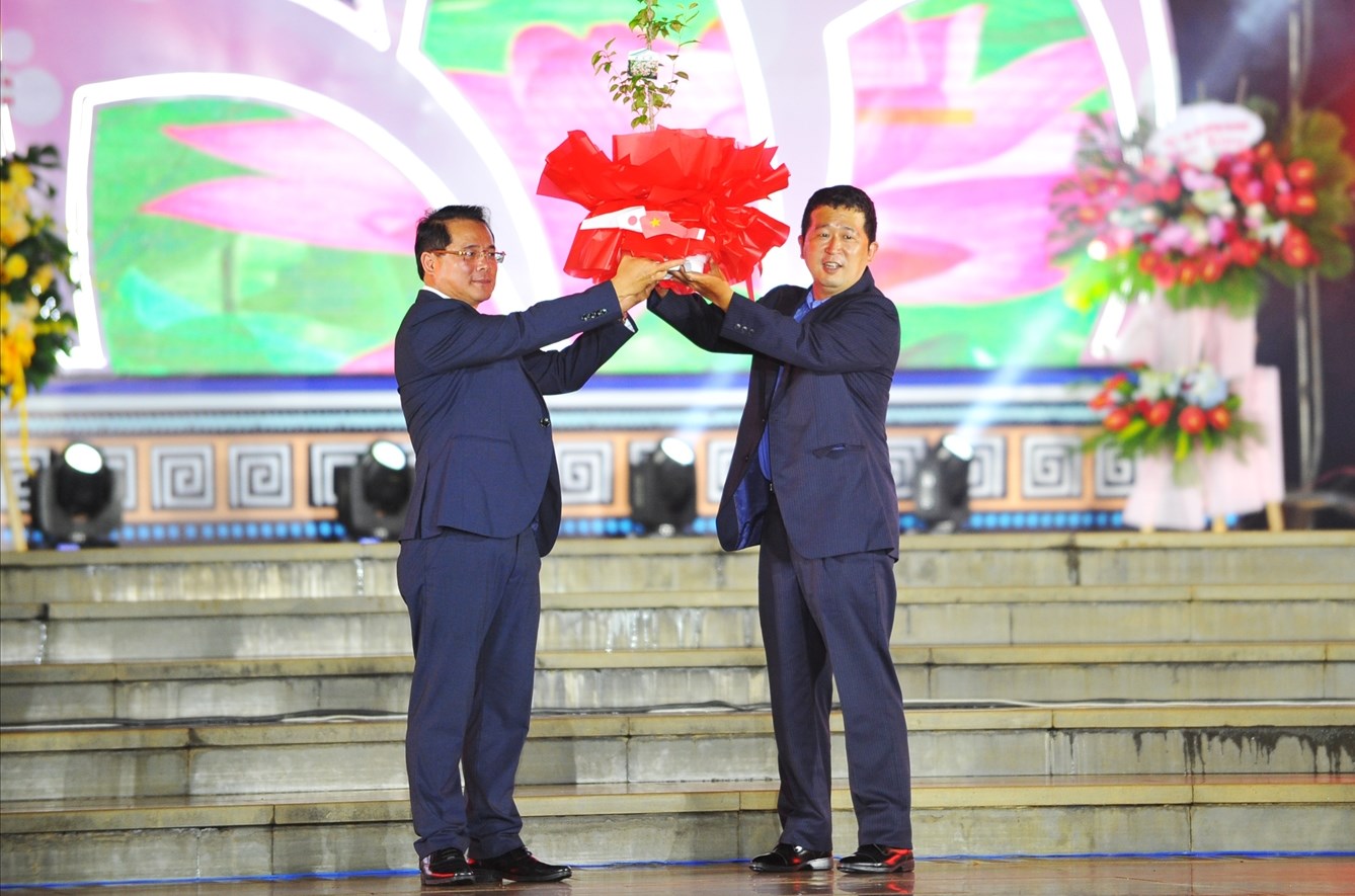 Lãnh đạo tỉnh Gia Lai tiếp nhận cây anh đào do Phó Tổng Lãnh sự Nhật Bản tại Đà Nẵng Shimonishi Kiyoshi trao tặng