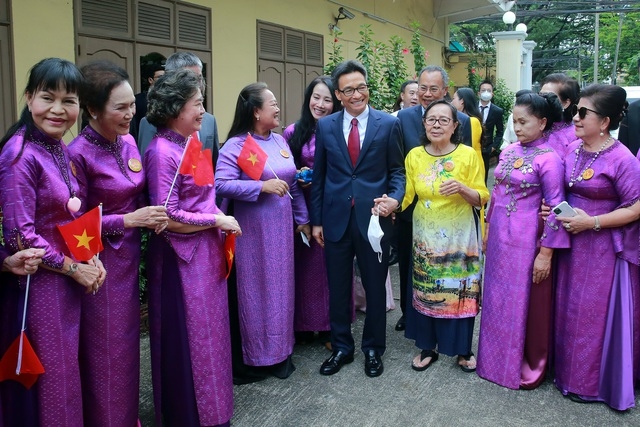 Bà con người Việt tại Thái Lan rất xúc động khi được đón Phó Thủ tướng Vũ Đức Đam đến Đại sứ quán Việt Nam tại Thái Lan - Ảnh: VGP/Đình Nam