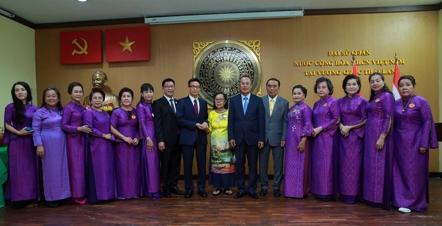 Phó Thủ tướng Vũ Đức Đam với đại diện cộng đồng người Việt tại Thái Lan - Ảnh: VGP/Đình Nam