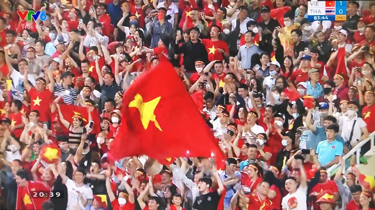 Người hâm mộ nhuộm đỏ SVĐ Quốc gia Mỹ Đình, "tiếp lửa" cho các cầu thủ U23 Việt Nam. (Ảnh chụp từ màn hình)