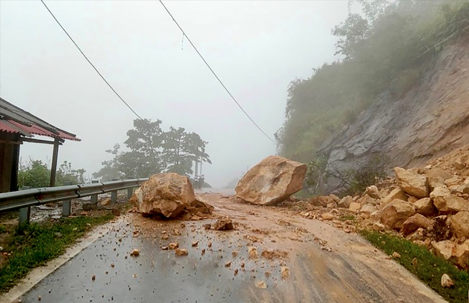 Hiện tượng đá rơi có khối lượng lớn tại tỉnh lộ 129, thuộc địa phận bản Can Tỷ 2, xã Ma Quai, huyện Sìn Hồ (Lai Châu)