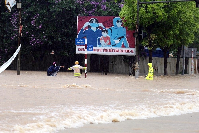 Mưa lớn khiến nhiều tuyến đường trên địa bàn thành phố Vĩnh Yên ngập lụt.