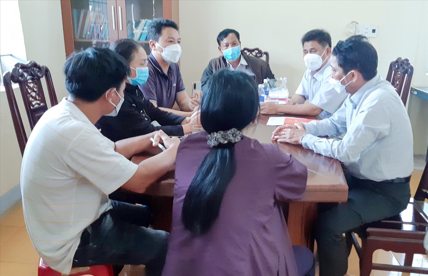 Đại diện lãnh đạo UBND phường Tân An làm việc với gia đình anh Nguyễn Thế Dũng