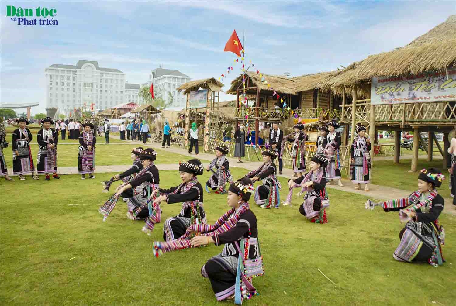 Những vũ điệu truyền thống của các cô gái Lự huyện Tam Đường góp phần tô điểm thêm bức tranh Không gian văn hoá trong Tuần Du lịch – Văn hoá Lai Châu năm 2022