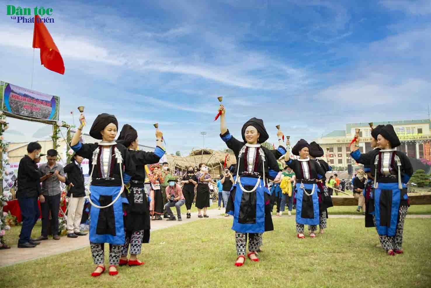 Sôi nổi, mạnh mẽ trong vũ điệu múa chuông truyền thống của các cô gái Dao khâu , huyện Sìn Hồ