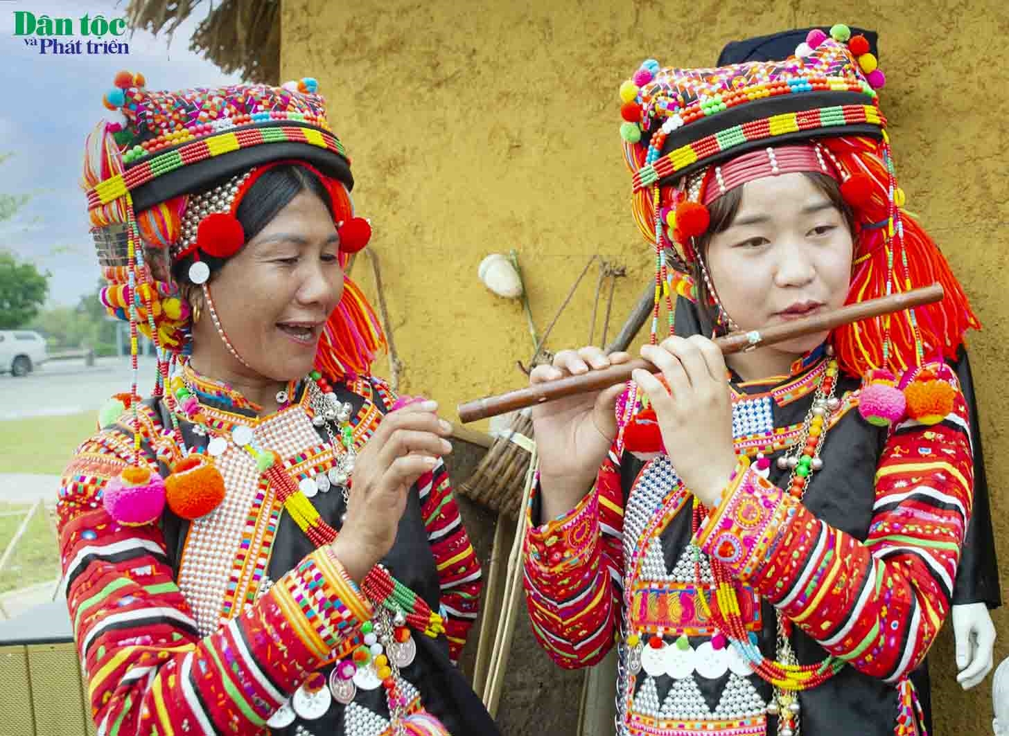 Tiếng sáo trúc của cô gái Hà Nhì như mời gọi các trai bản về lễ hội