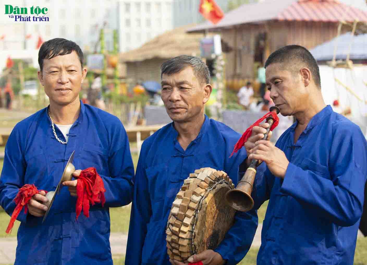 Hình ảnh ban nhạc lễ trong trích đoạn tái hiện “Lễ rước dâu của người Giáy Lai Châu”