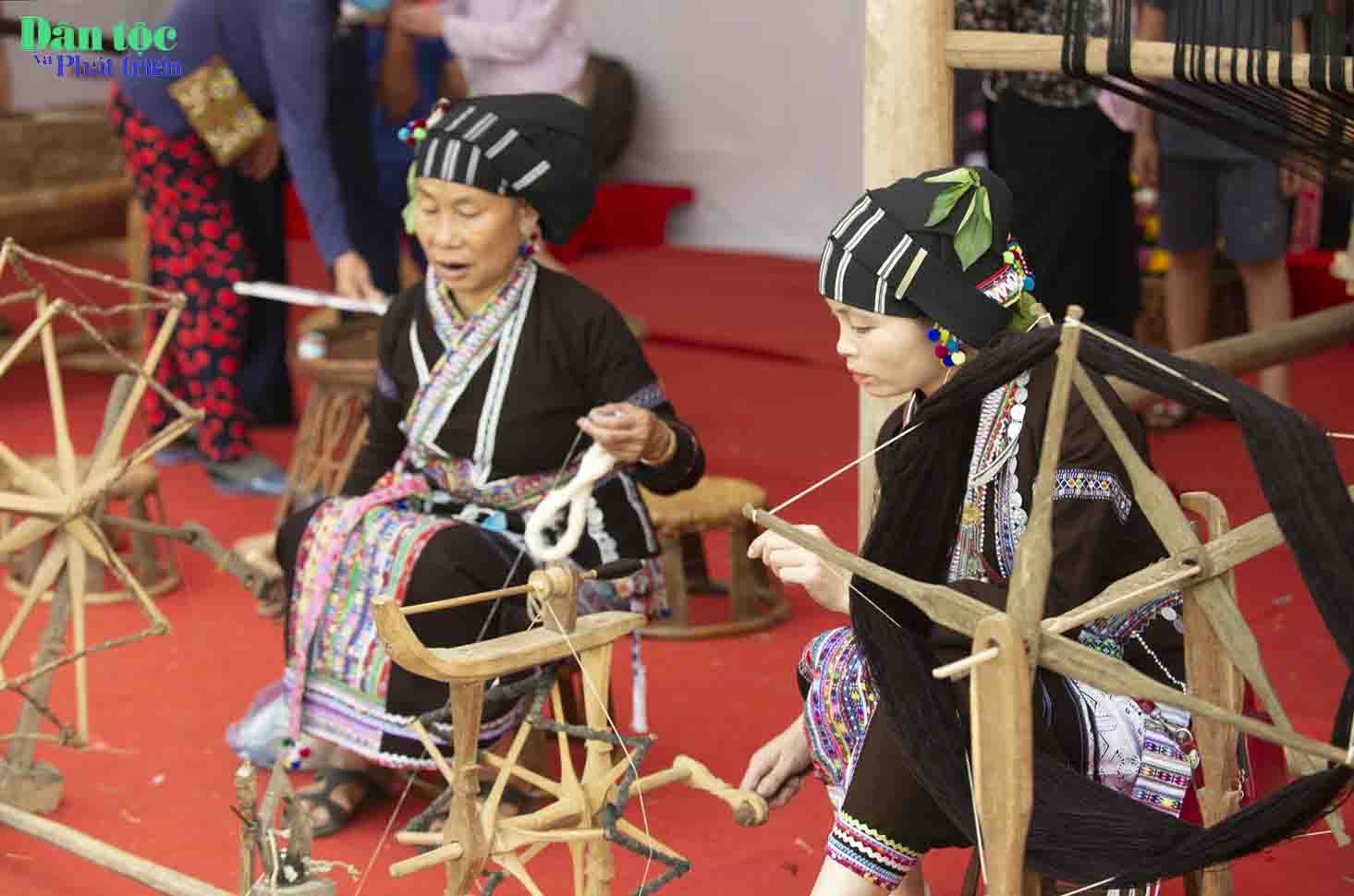 Phụ nữ Lào huyện Tân Uyên bên khung dệt truyền thống
