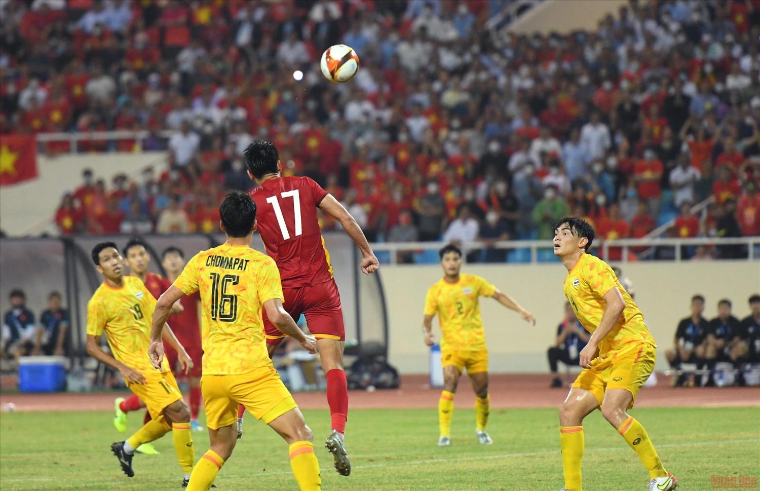 Pha đánh đầu đẳng cấp của Nhâm Mạnh Dũng, đem về chiến thắng cho U23 Việt Nam. (Ảnh: THÀNH ĐẠT)