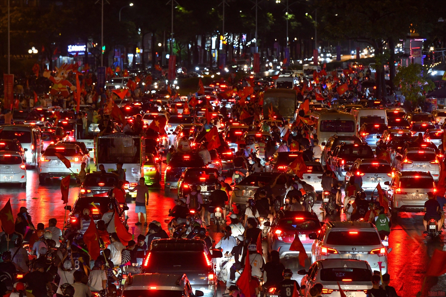 Người dân đổ ra đường ăn mừng chiến thắng của U23 Việt Nam. (Ảnh: THÀNH ĐẠT)