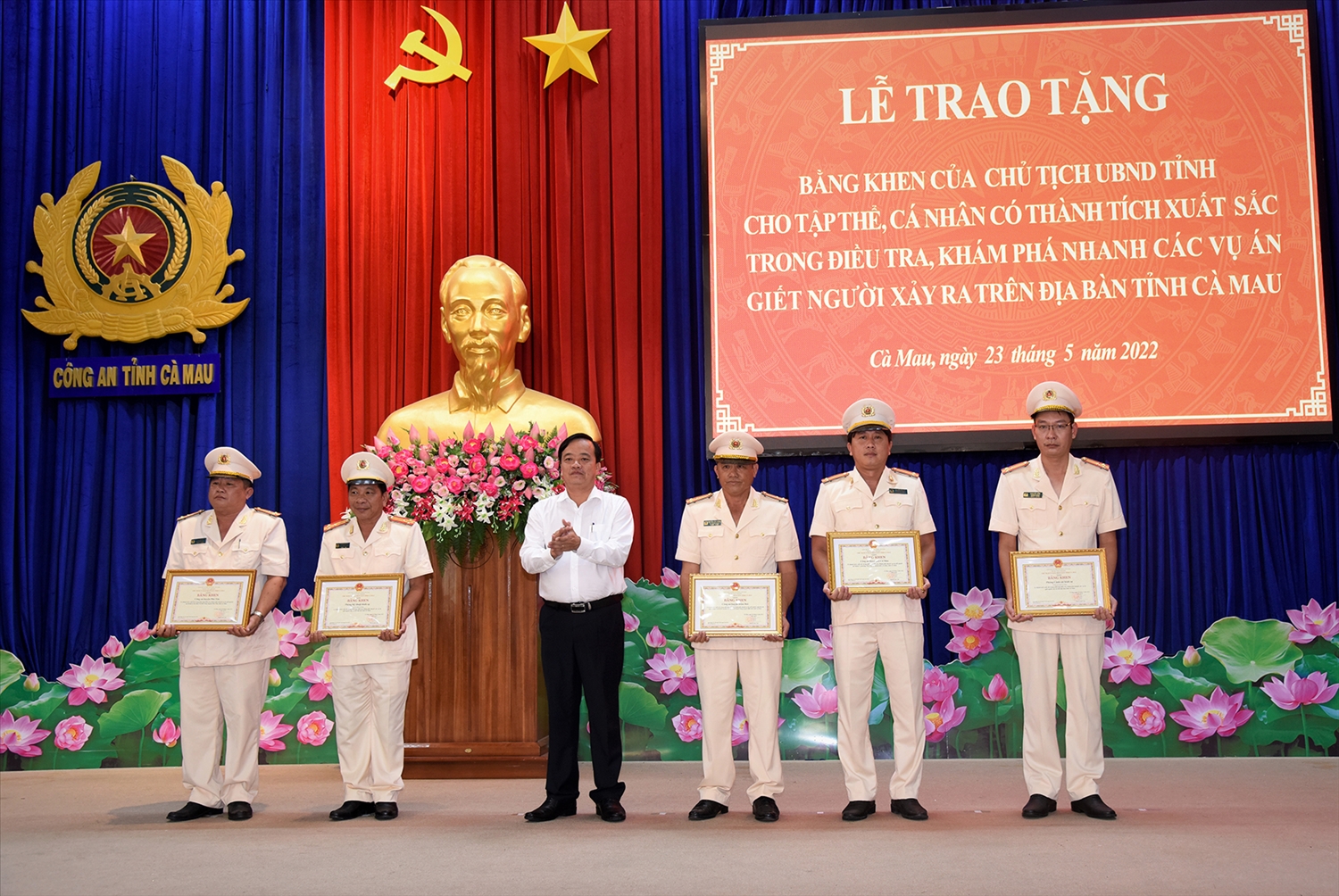 Chủ tịch UBND tỉnh Cà Mau tặng Bằng khen cho các tập thể