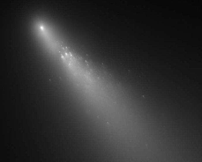 Kính viễn vọng Hubble chụp ảnh các thành phần của sao chổi 73P/Schwassmann-Wachmann 3 năm 2006. Ảnh: NASA/ESA