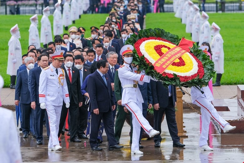 Vòng hoa của đoàn mang dòng chữ “Đời đời nhớ ơn Chủ tịch Hồ Chí Minh vĩ đại - Quốc hội nước Cộng hòa xã hội chủ nghĩa Việt Nam khóa XV - Kỳ họp thứ ba”. 