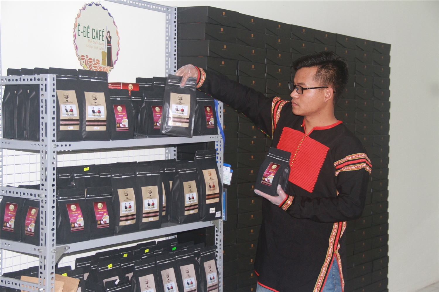 Mỗi ngày Y Pốt xuất kho hàng tấn cà phê với nhiều sản phẩm khác nhau