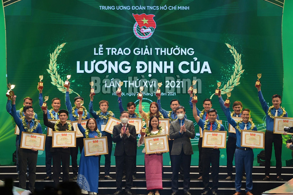 Trịnh Thị Thanh Hòa (mặc áo vàng ở giữa ảnh) vinh dự nhận giải thưởng Lương Định Của năm 2021.