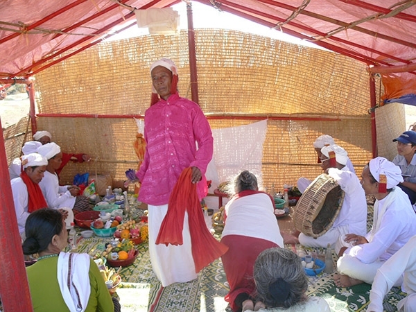 Chức sắc Ka-ing đang múa trong lễ Rija nưgar- Một trong những nghi lễ cúng đầu năm của người Chăm