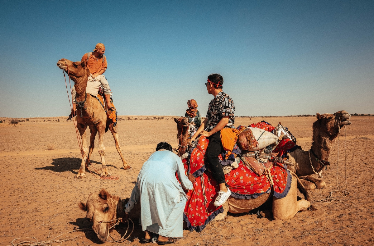 Một du khách Việt trải nghiệm du lịch cưỡi lạc đà trên sa mạc Thar