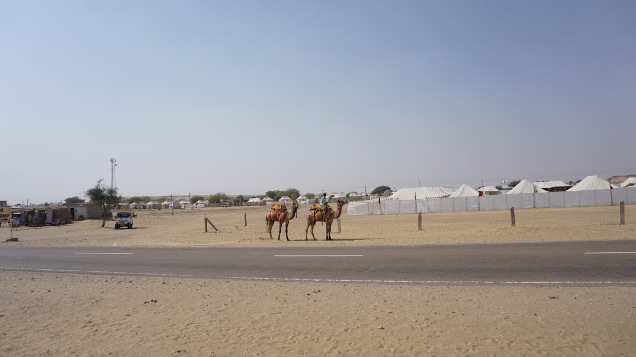 Các lều trại tạm được người dân địa phương dựng lên để phục vụ khác du lịch trải nghiệm hành trình khám phá sa mạc