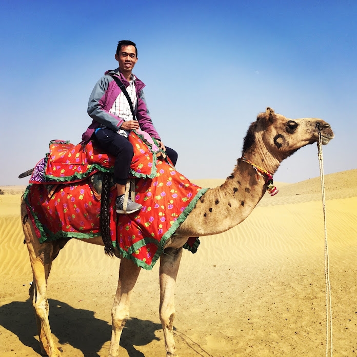 Một du khách Việt trải nghiệm cưỡi lạc đà tại sa mạc Thar