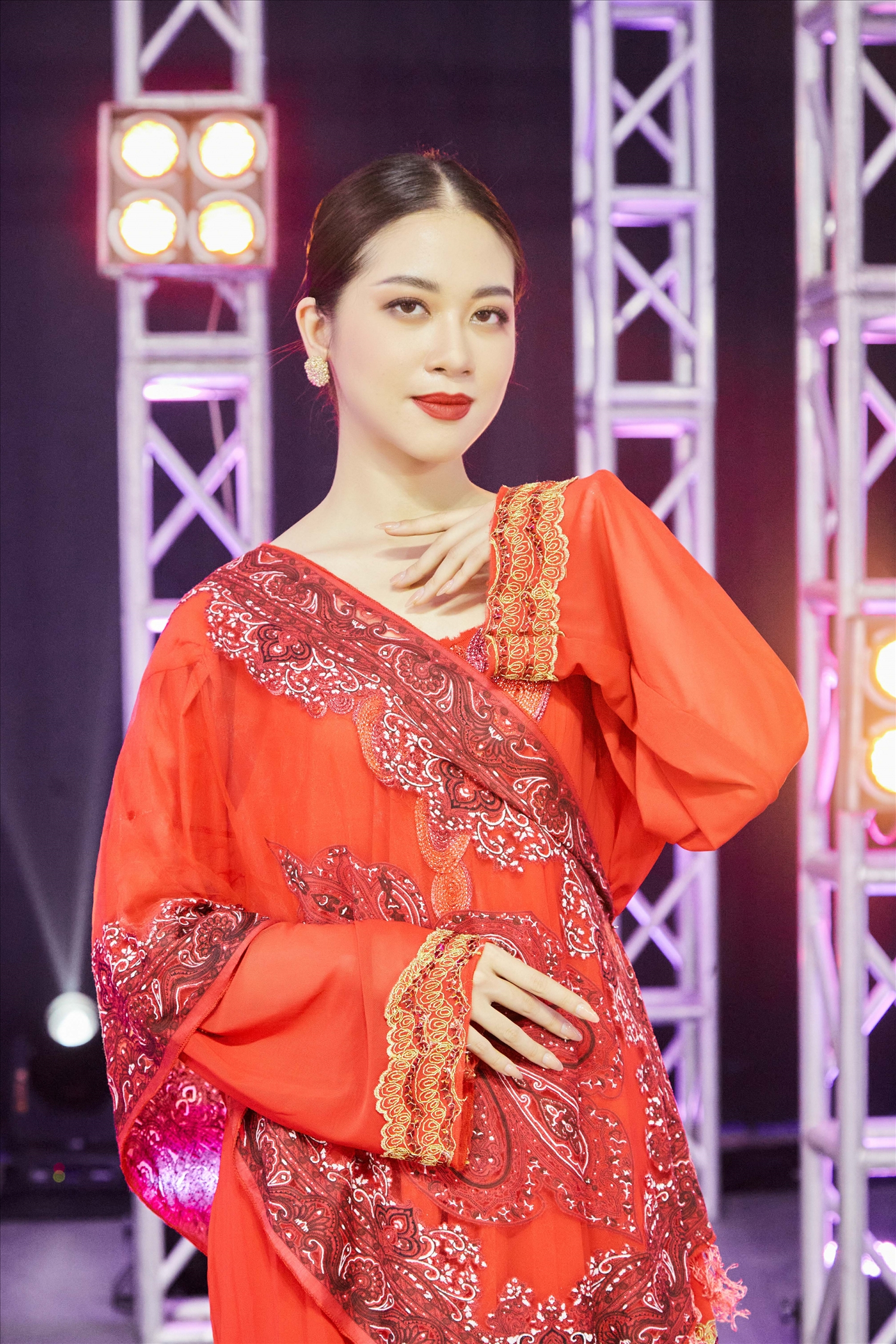 Cuộc thi Hoa hậu Hoàn vũ Việt Nam 2022: Top 10 thí sinh diện trang phục truyền thống Đông Nam Á đẹp nhất 1