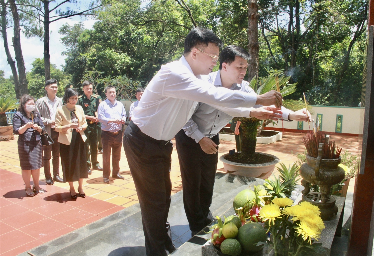 Thứ trưởng Nông Quốc Tuấn và Chủ tịch UBND tỉnh Đắk Nông Hồ Văn Mười dâng hương tưởng nhớ các Anh hùng liệt sĩ