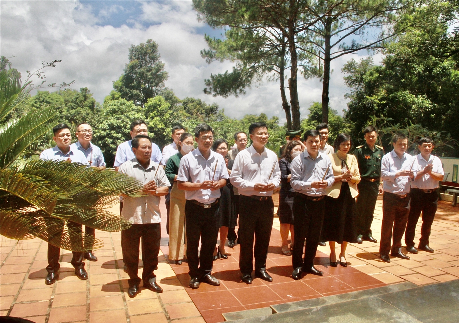 Đoàn công tác và lãnh đạo tỉnh Đắk Nông dâng hương tưởng nhớ các Anh hùng liệt sĩ tại nghĩa trang Đồn Biên phòng Cửa khẩu Bu Prăng