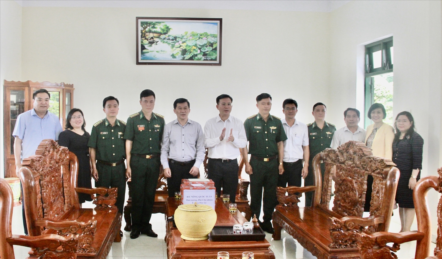 Thứ trưởng Nông Quốc Tuấn và Chủ tịch UBND tỉnh Đắk Nông Hồ Văn Mười trao quà và chụp ảnh lưu niệm tại Đồn Biên phòng cửa khẩu Bu Prăng