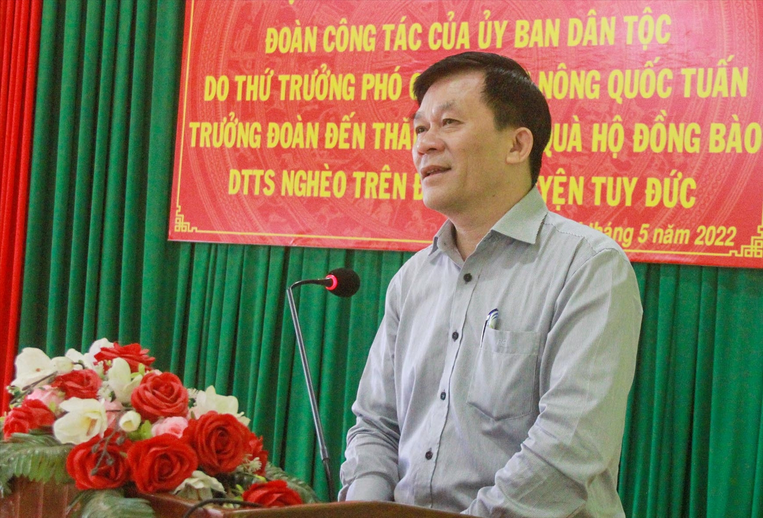 Thứ trưởng, Phó chủ nhiệm UBDT Nông Quốc Tuấn phát biểu tại buổi làm việc ở UBND xã Đắk Búk So