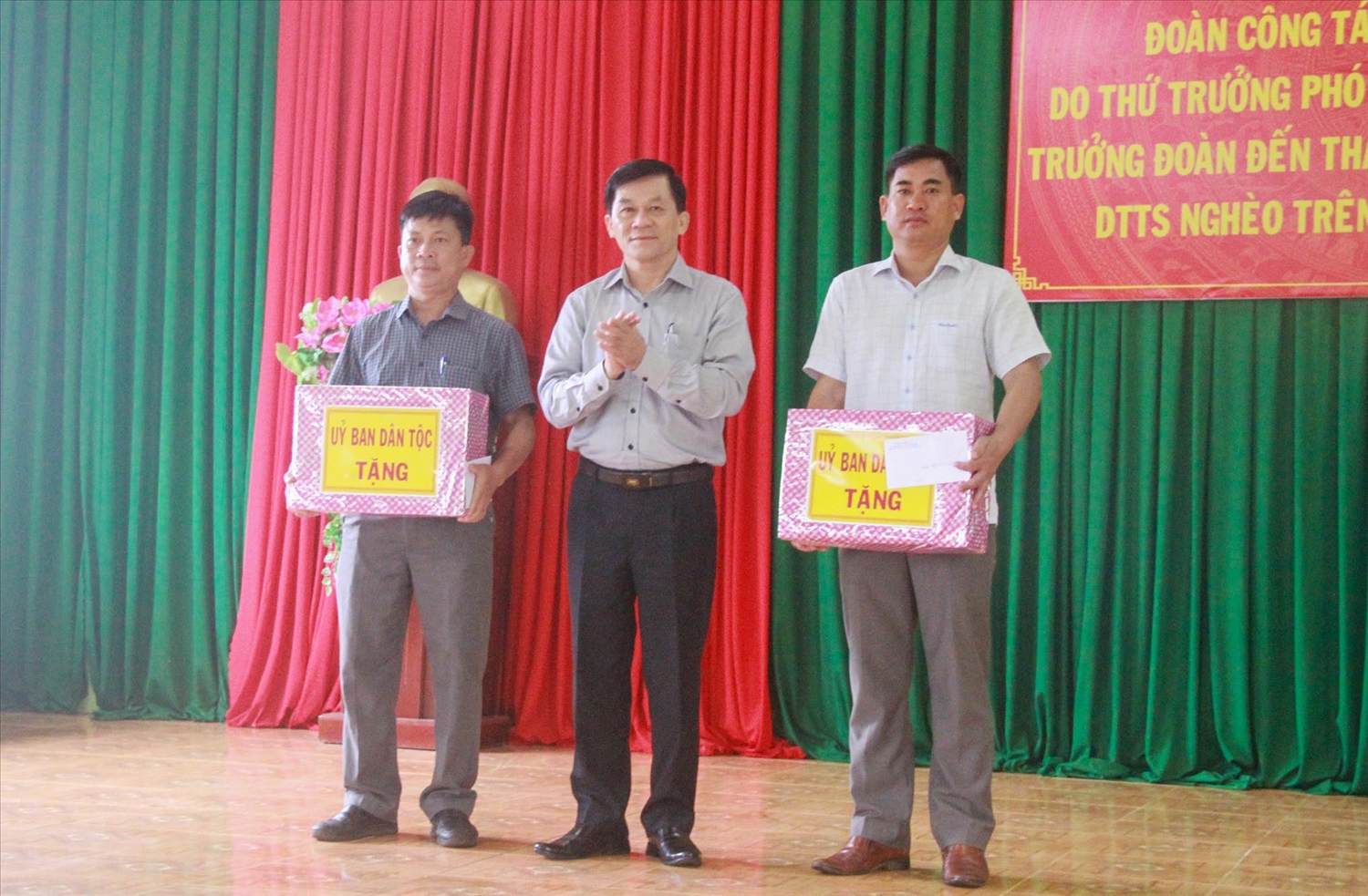 Thứ trưởng, Phó chủ nhiệm UBDT Nông Quốc Tuấn trao quà cho tập thể 2 xã UBND Đắk Búk So và Quảng Tâm