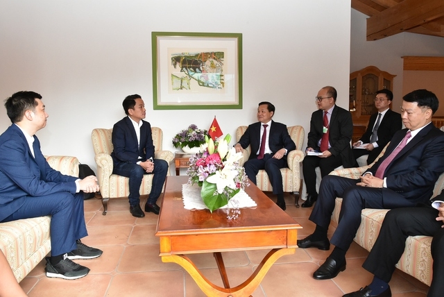 Phó Thủ tướng Lê Minh Khái khuyến khích Tập đoàn GoTo tăng cường đầu tư vào các lĩnh vực công nghệ dịch vụ, công nghệ thông tin và chuyển đổi số trong hoạt động xúc tiến thương mại, đầu tư. Ảnh VGP/Trần Mạnh
