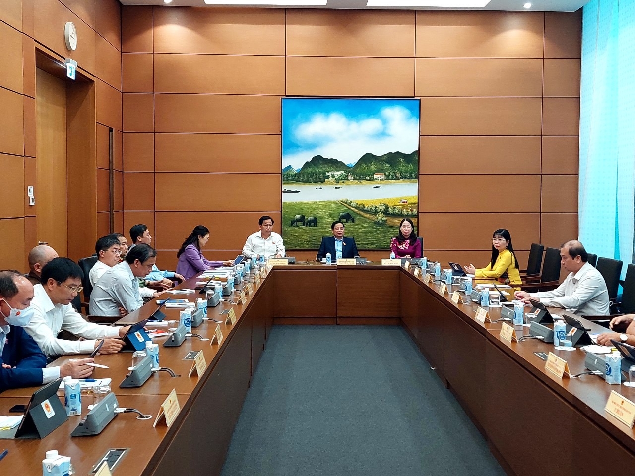 Thủ tướng Phạm Minh Chính dự thảo luận tại tổ 4 - Ảnh: VGP/Nguyễn Hoàng