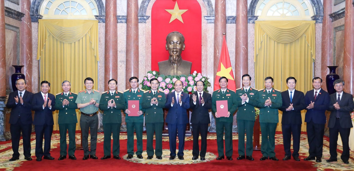 Chủ tịch nước Nguyễn Xuân Phúc chụp ảnh lưu niệm cùng các đại biểu. Ảnh: VPCTN