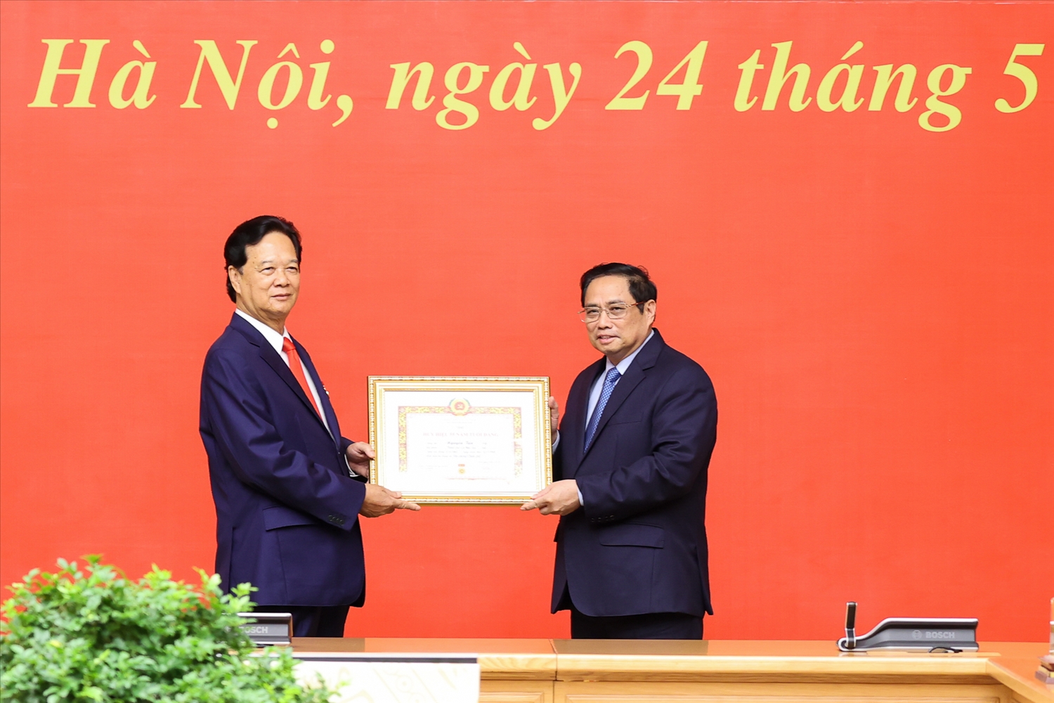 Thay mặt lãnh đạo Đảng, Nhà nước, Thủ tướng Phạm Minh Chính trao Huy hiệu 55 năm tuổi Đảng tặng đồng chí Nguyễn Tấn Dũng