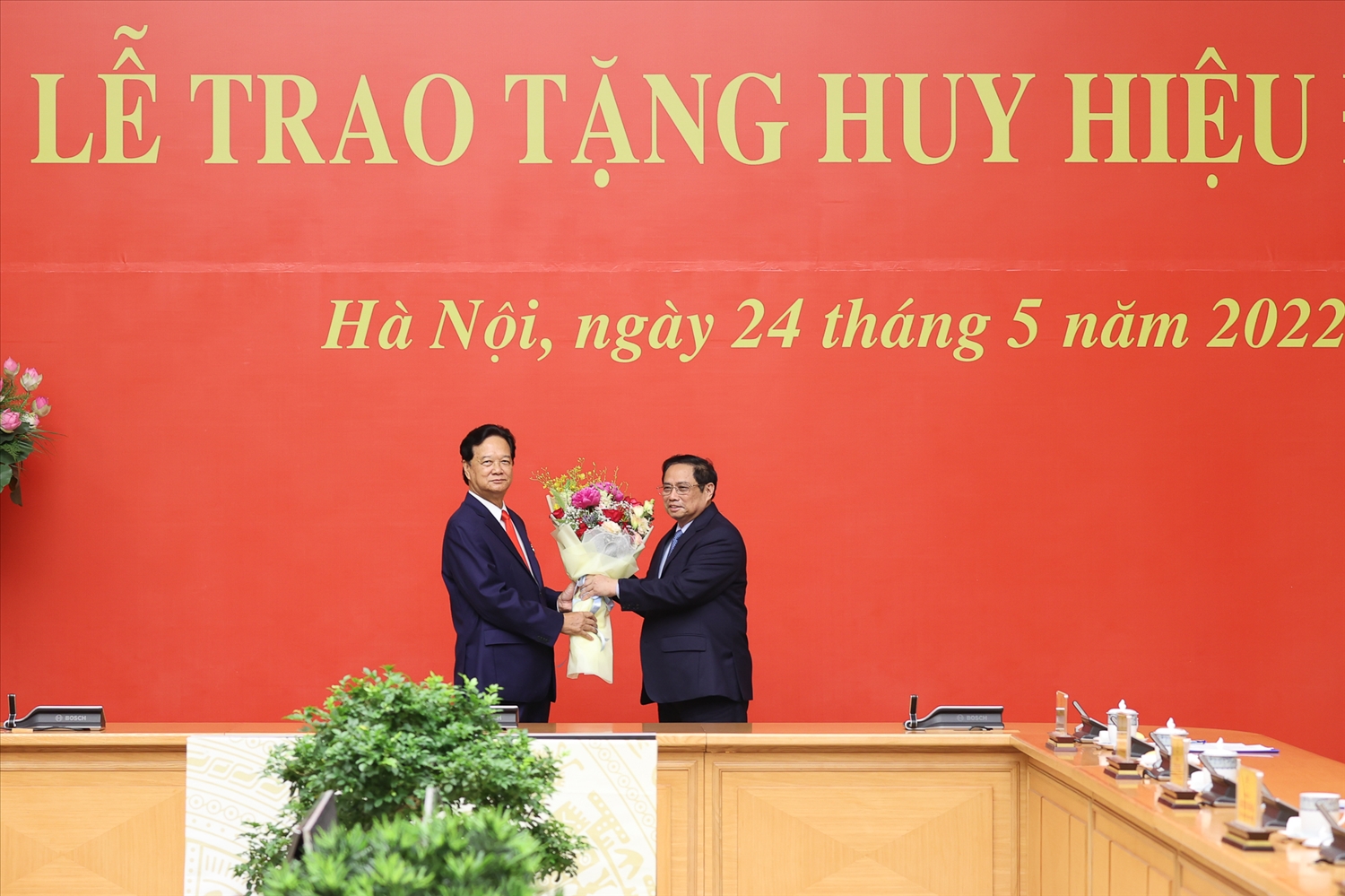 Thủ tướng Phạm Minh Chính tặng hoa chúc mứng đồng chí Nguyễn Tấn Dũng - Ảnh: VGP/Nhật Bắc
