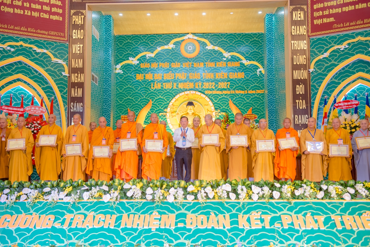 UBND tỉnh Kiên Giang trao tặng Bằng khen các tập thể và cá nhân đã tích cực vận động đóng góp cho công tác an sinh xã hội