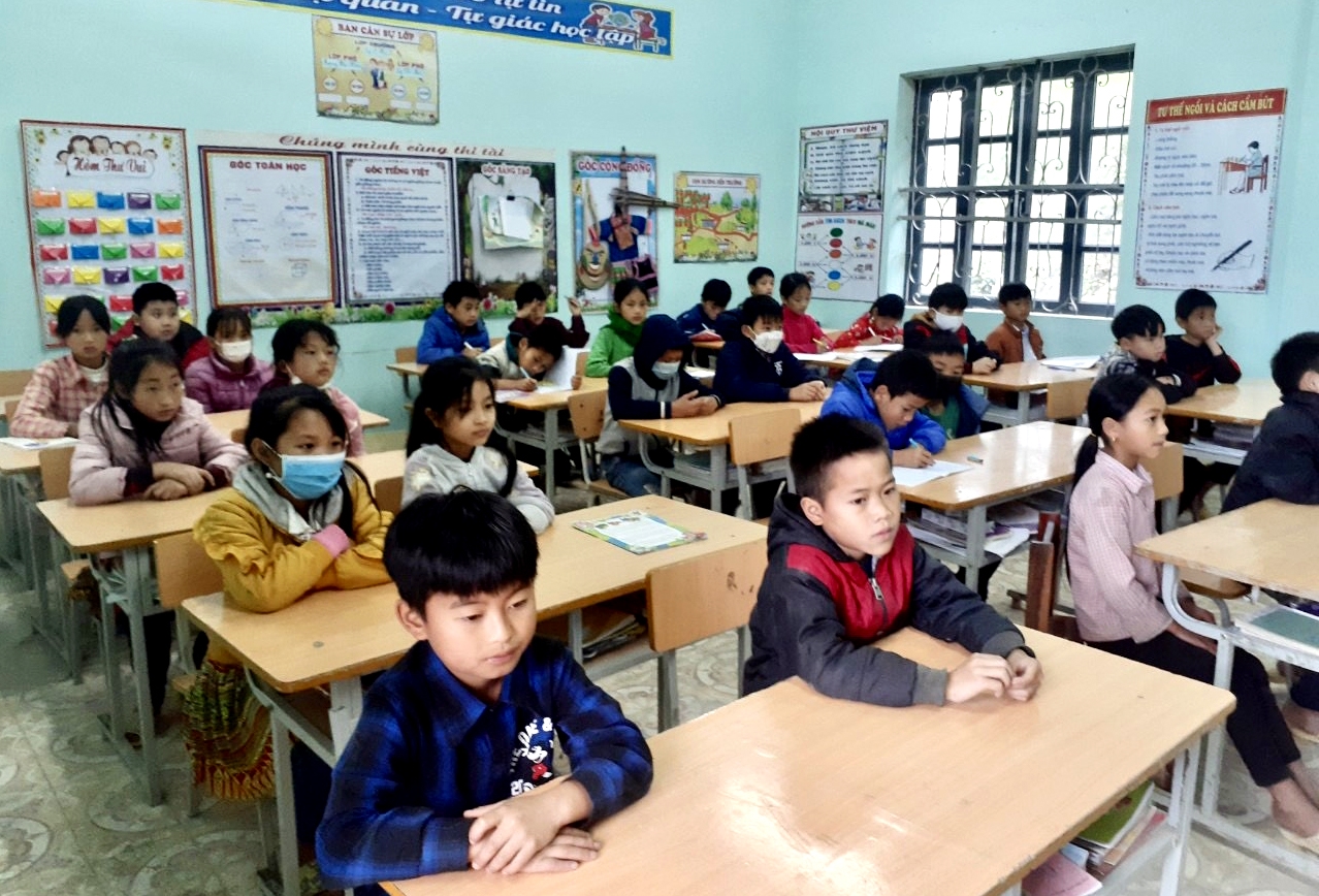 Thầy cô và phụ huynh học sinh trường Tiểu học Nàn Xỉn (huyện Xín Mần, tỉnh Hà Giang) đều lo lắng trước thông tin giá SGK tăng