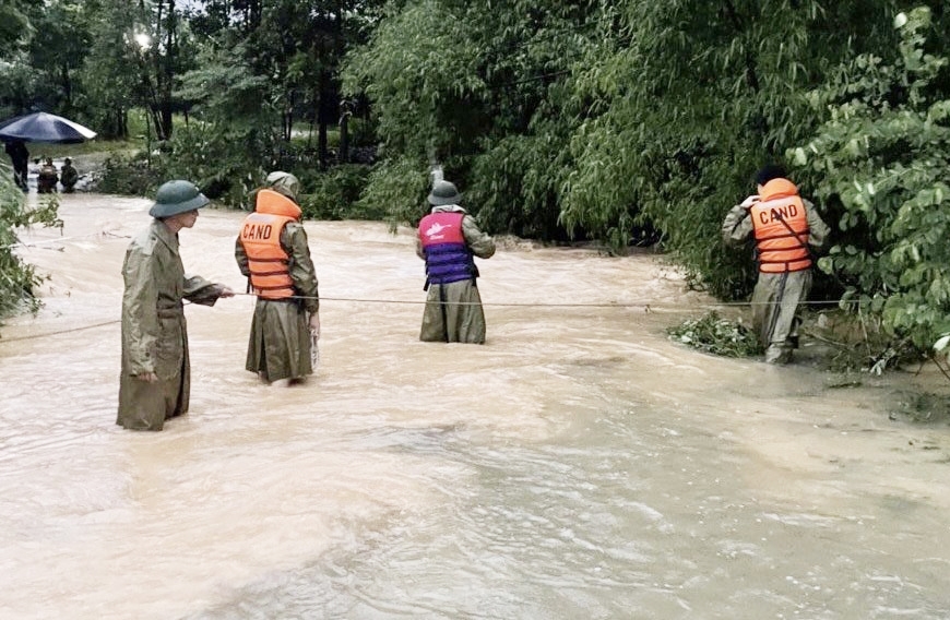 Lực lượng chức năng đang tích cực tìm kiếm một cháu bé bị mất tích do mưa lũ ở Thái Nguyên. (Ảnh: BTN)