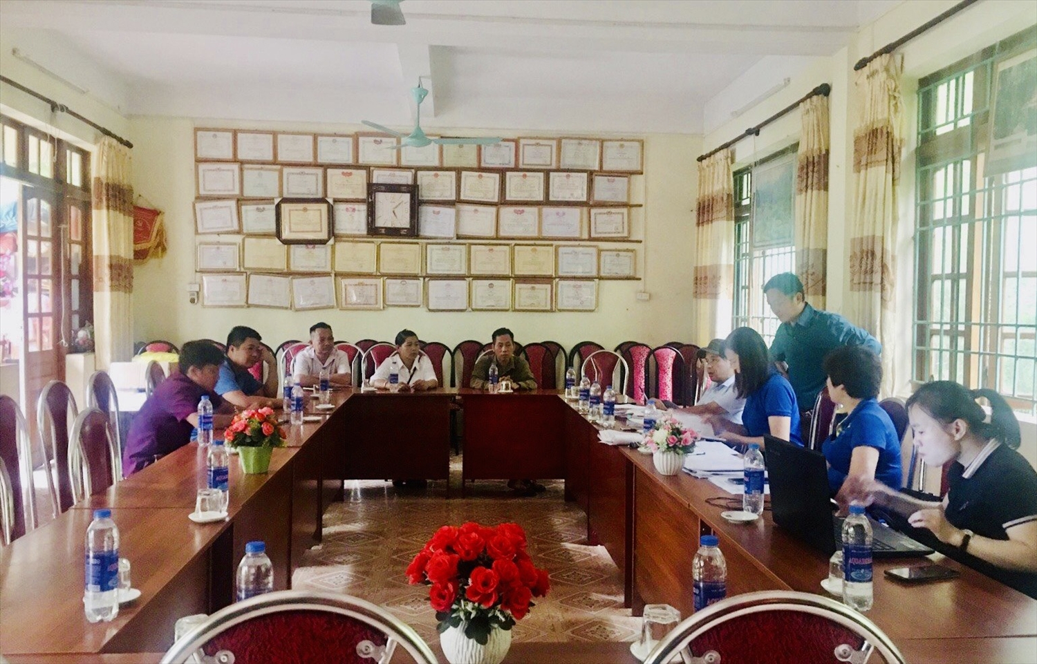 Đoàn công tác làm việc tại UBND xã Thạch Lâm, huyện Bảo Lâm