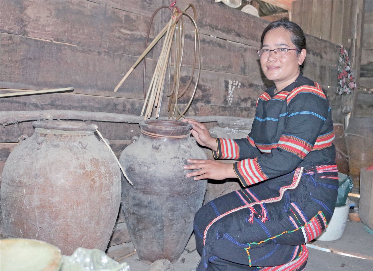 Gia đình chị Siu H’Vân (làng Plei Kual, xã Ia Yeng, huyện Phú Thiện) hiện có 8 chiếc ché cổ. Ảnh: R’Ô HOK