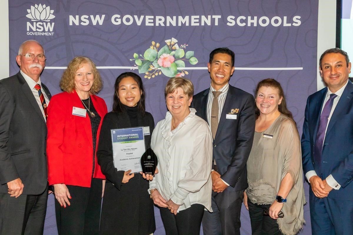 Nữ sinh Ruby Nguyen (thứ 3 từ trái sang) nhận giải Thành tích học tập xuất sắc nhất. (Nguồn: NSW)