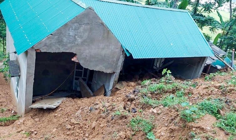 Ngôi nhà gia đình anh Vi Văn Hiếu ở bản Lốc, xã Trung Tiến (Quan Sơn) bị hư hỏng nặng do sạt lở