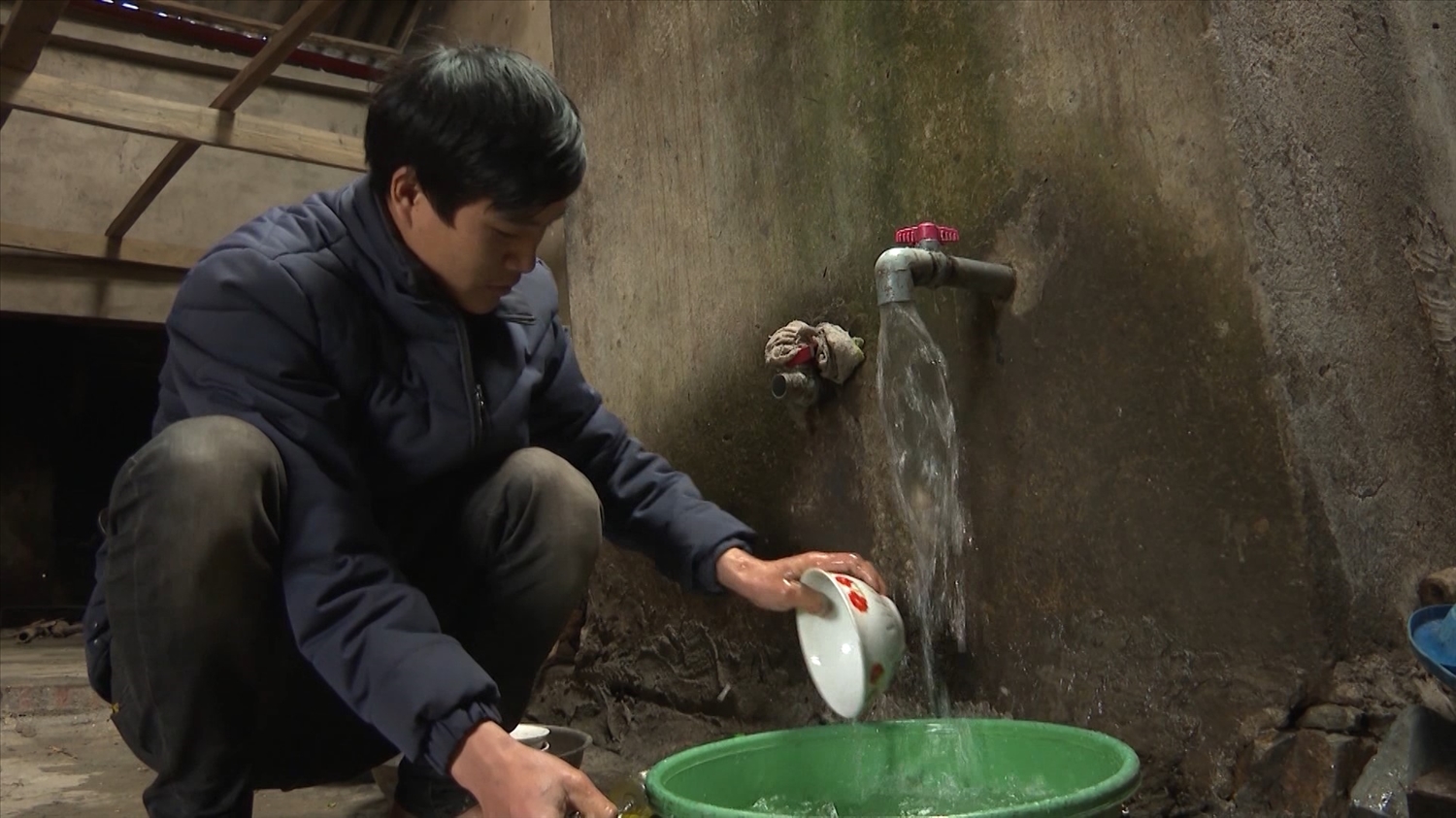 Để có nước sinh hoạt người dân thôn Suối Thầu phải mua ống kéo nước từ các khe về dùng