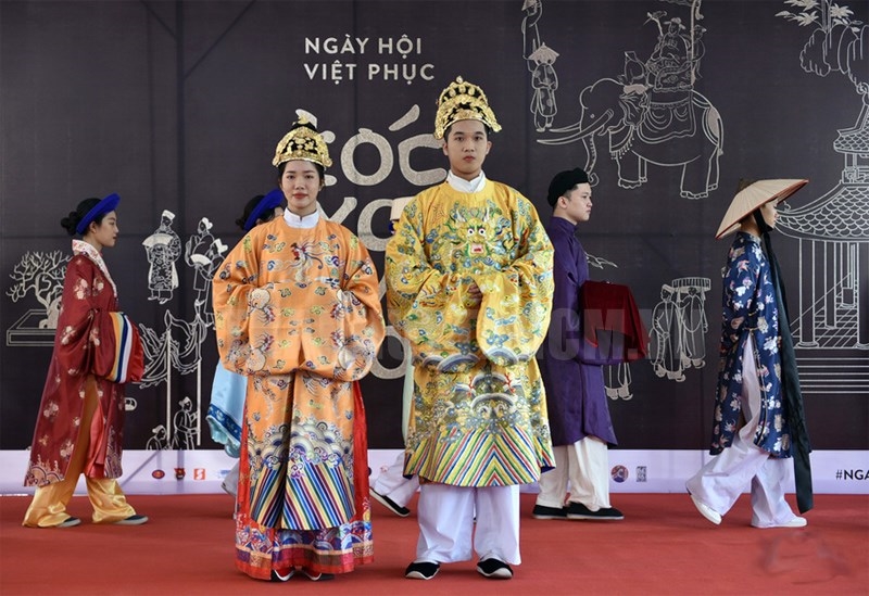Trὶnh diễn trang phục Việt tại ngày hội Việt phục “Tόc xanh - Vạt áo”